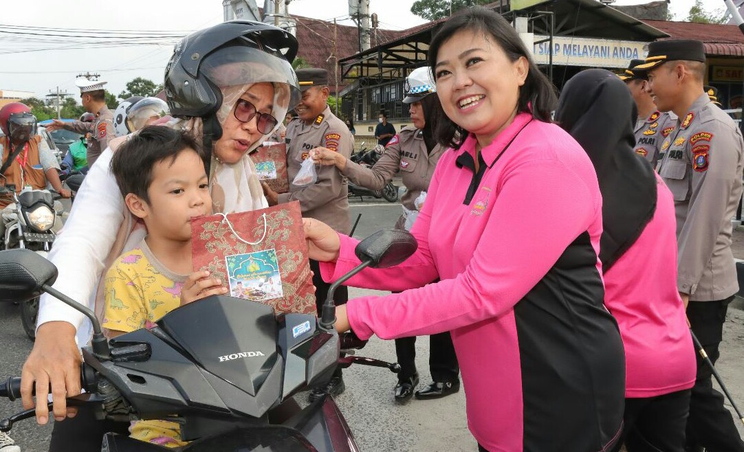 Kapolres Bersama Ketua Bhayangkari Bagi Takjil Di P.Siantar