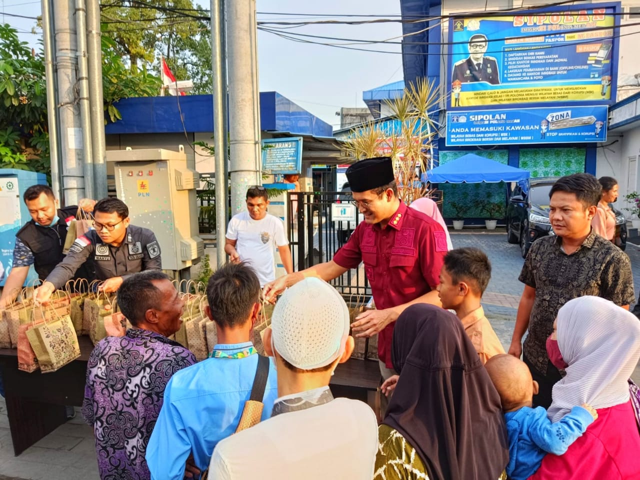Imigrasi Polonia Bagikan Takjil Kepada Masyarakat