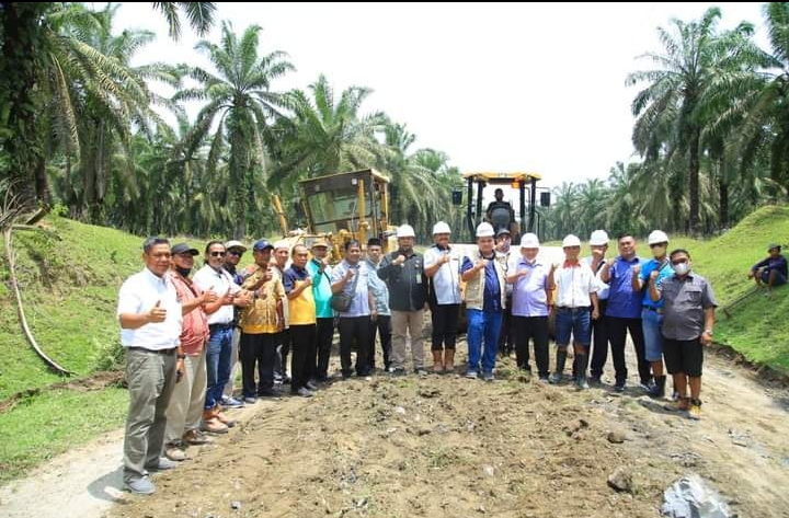Pembangunan Jalan Poros Kecamatan Aek Kuo Dimulai