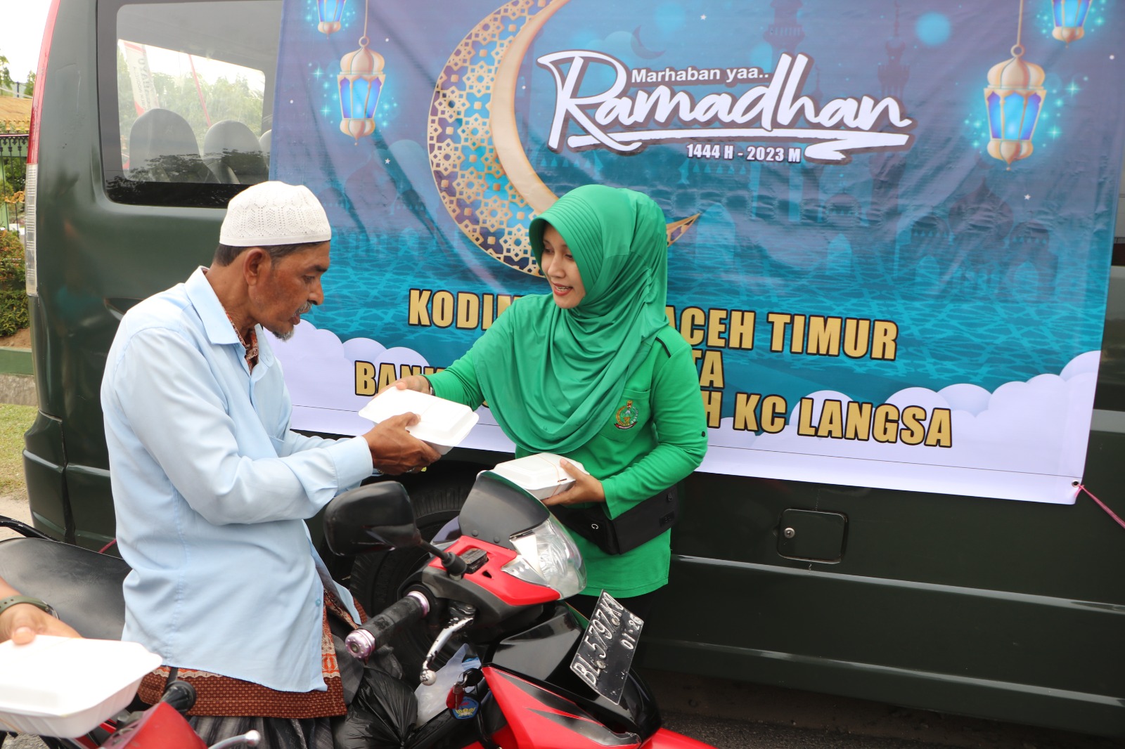 Kodim 0104/Atim BagikanTakjil Ke Pengguna Jalan