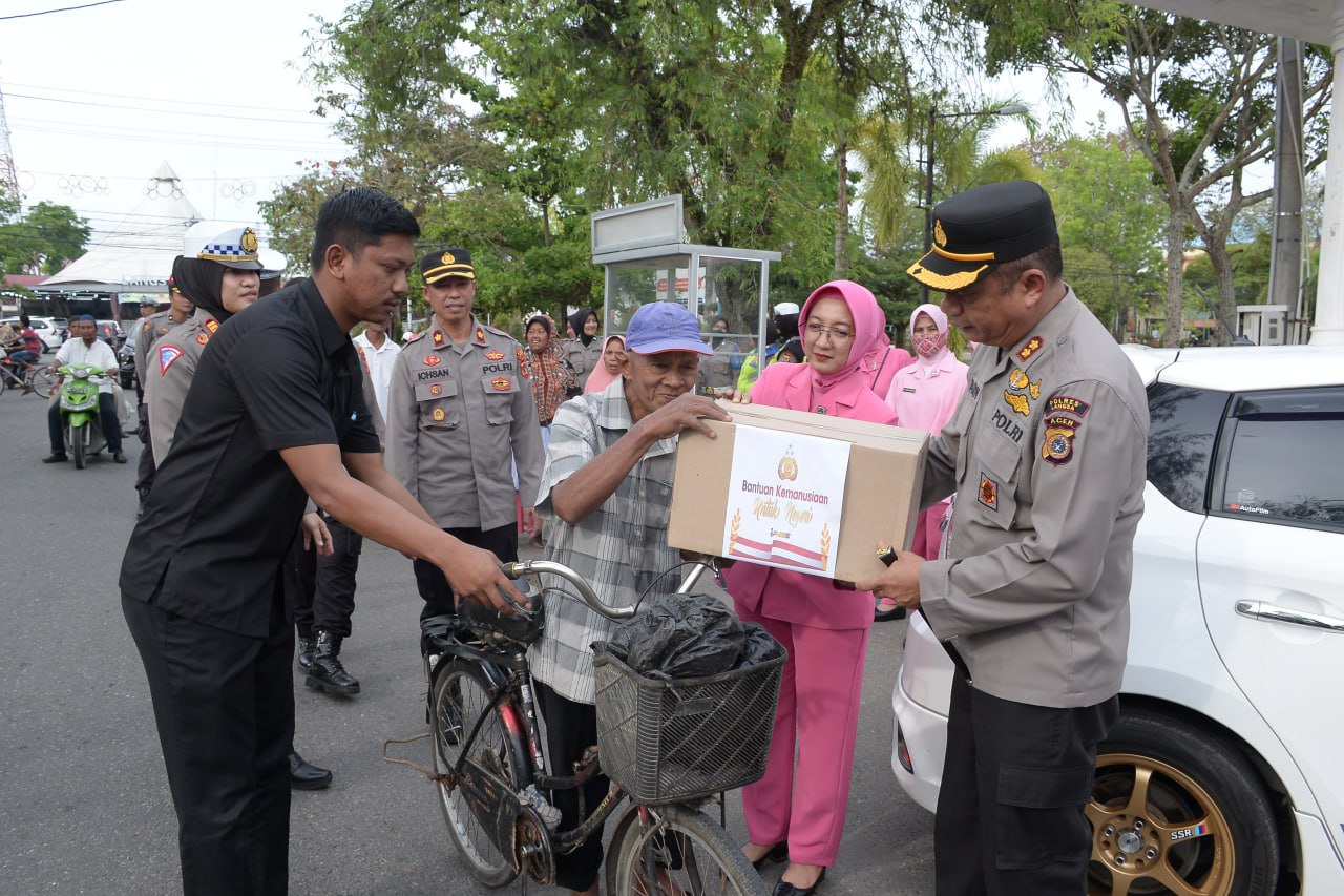 Polres Langsa BerbagiTakjil Dan Paket Sembako