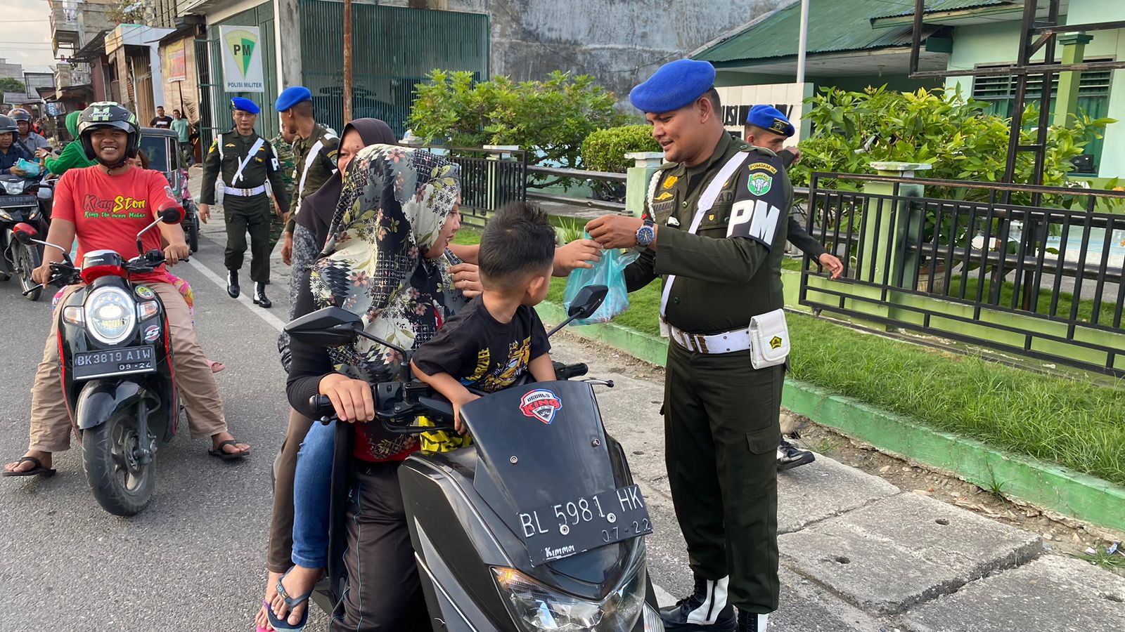 Truk Pengangkut Kontainer Terbalik Di KIM II