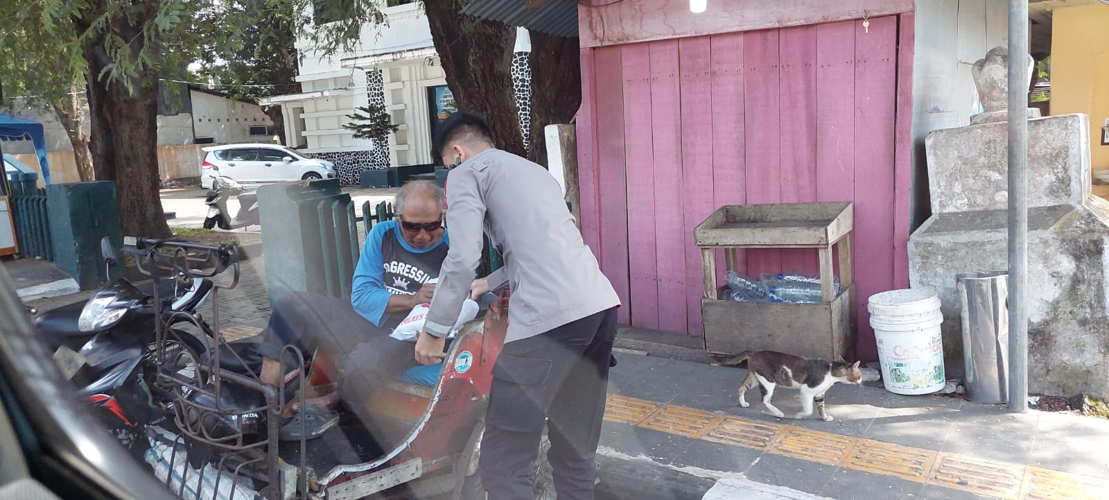 Kapolres Sabang Bantu Sembako Abang Becak