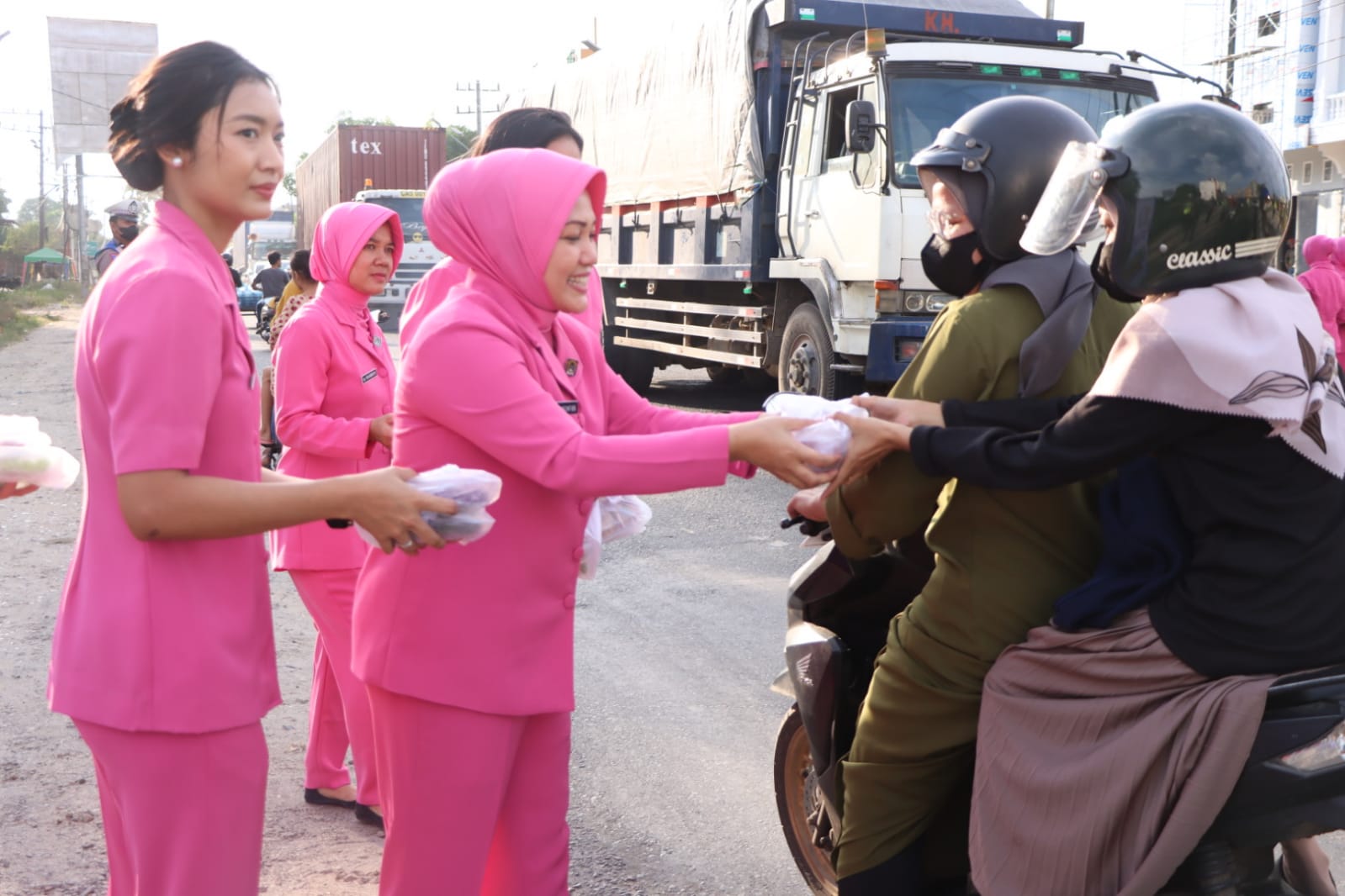 Bhayangkari Sergai Bagi Takjil Gratis Ke Penggendara Bermotor