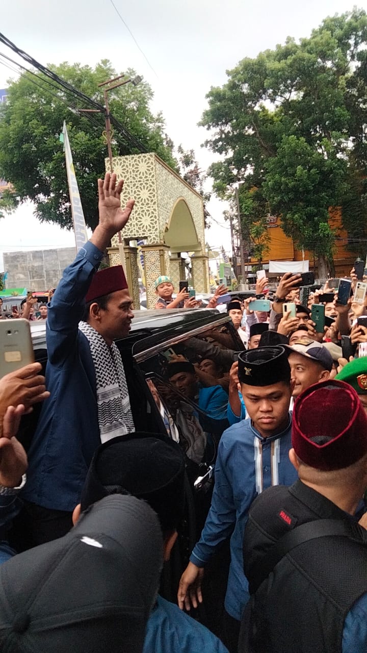 Ustadz H Abdul Somad Bedah Buku Di Binjai