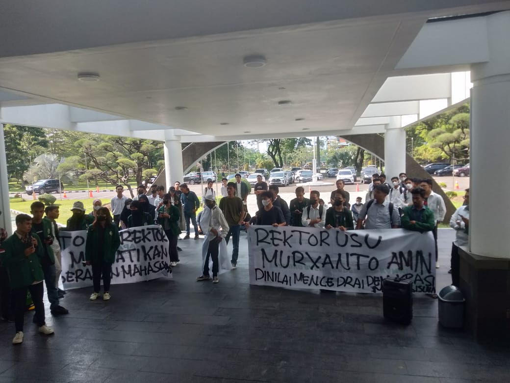 Rektor Tak Hadir Dalam Debat, KAM Se-USU Bersama MPM Buat Pocong Simbol Matinya Demokrasi Mahasiswa