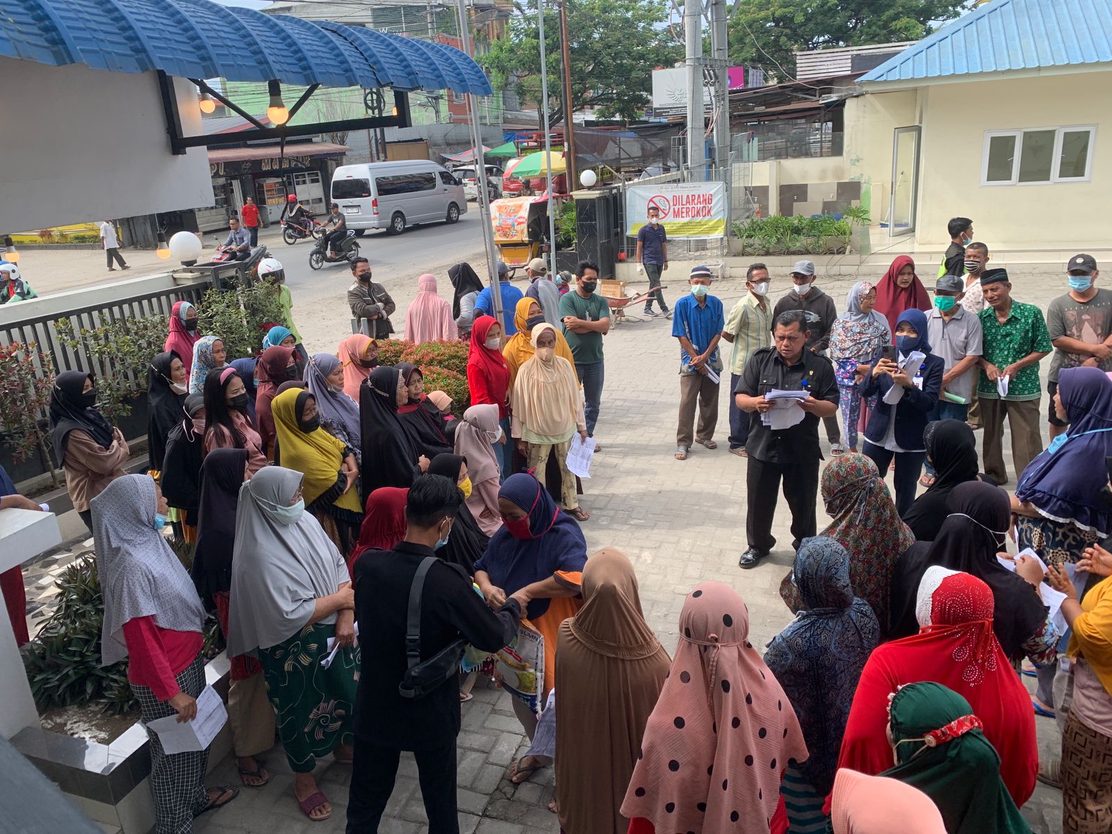RSU Royal Prima Marelan Bagi Sembako Kepada Masyarakat Rengas Pulau