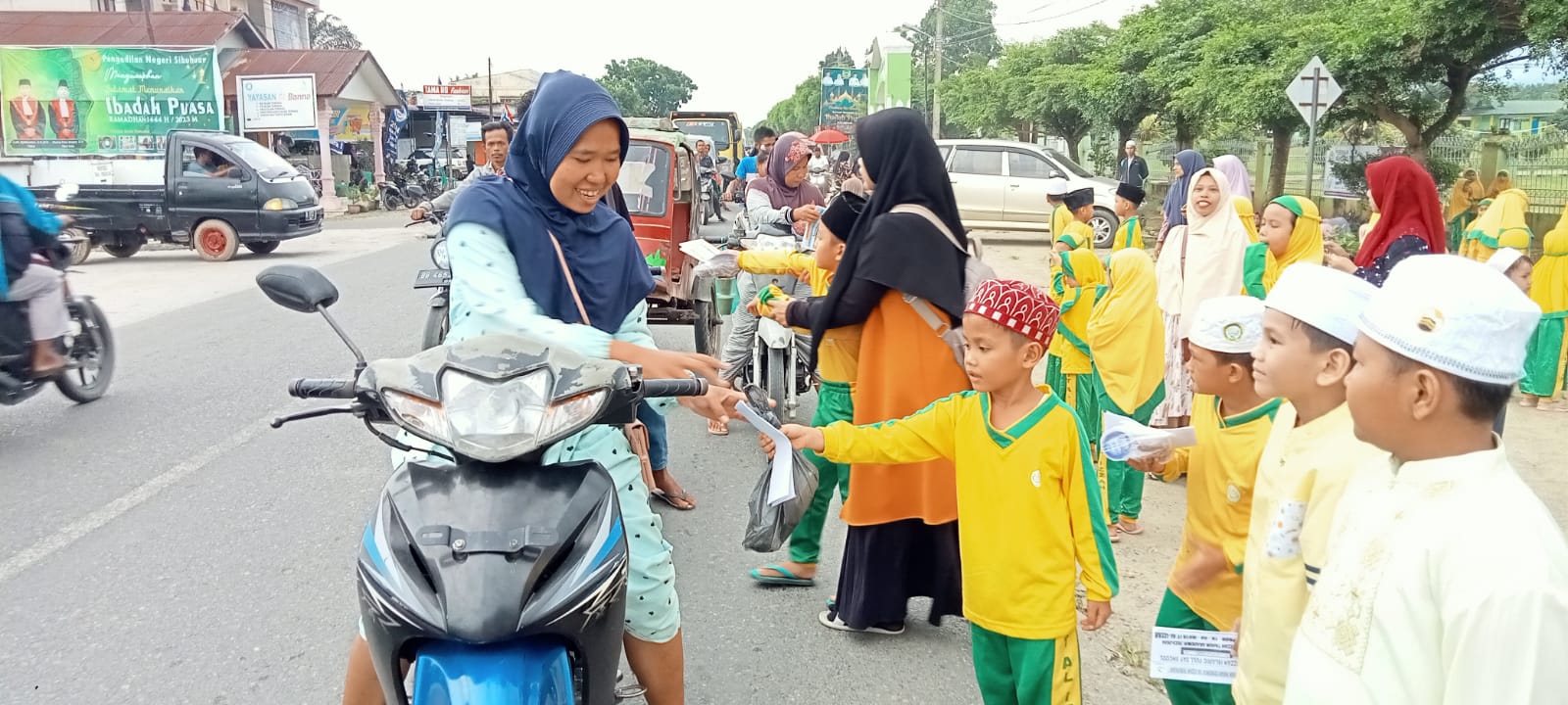 Siswa Al Izzah Sibuhuan Berbagi Takjil Gratis