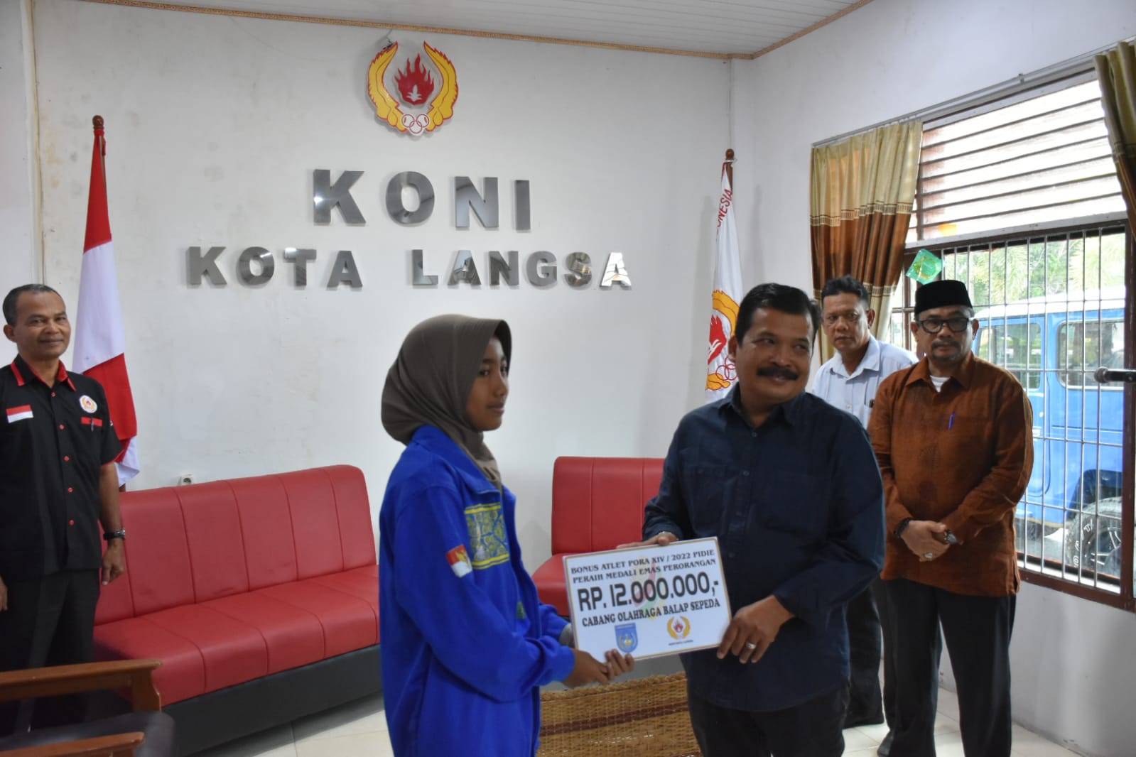 Pemko Langsa Serahkan Bonus Atlet Peraih Medali Pora XIV Pidie