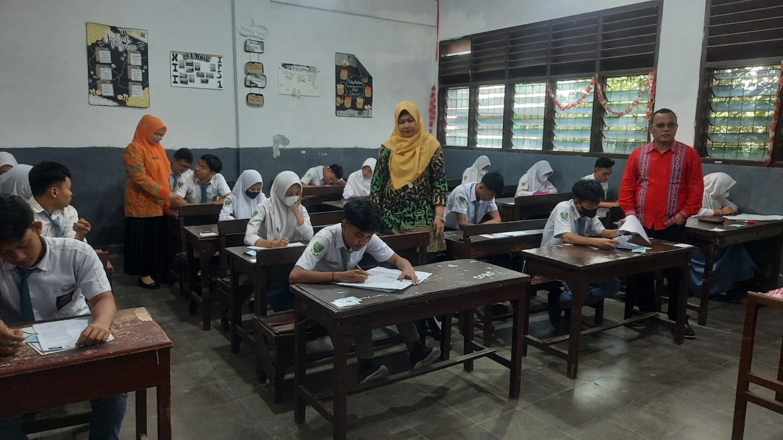 Pengawas Disdiksu Tinjau Ujian Sekolah Di SMA Eria