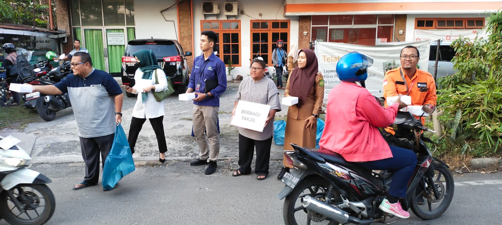 Rumah Zakat Bersama Pegadaian Syariah Berbagi Paket Ramadhan