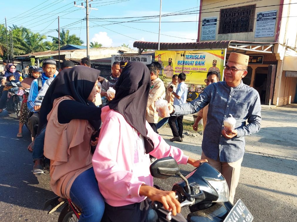 Kapolsek Lima Puluh Berbagai Takjil Kepada Masyarakat