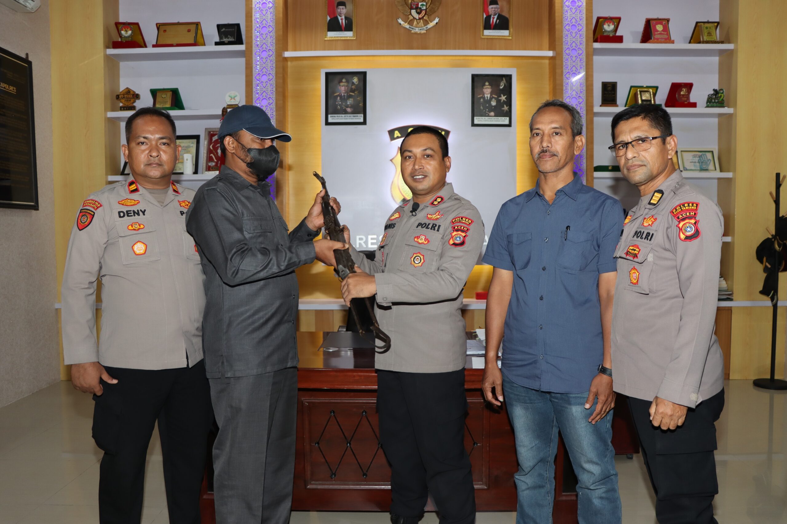 Kapolres Aceh Tamiang Terima Penyerahan Sepucuk Senpi AK