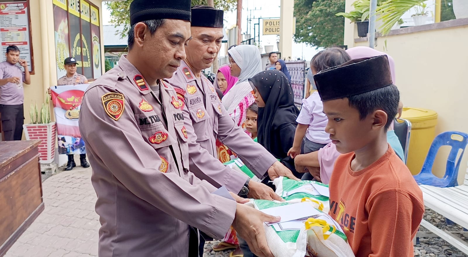 Polsek Simpang Tiga Berbagi Takjil Dan Santuni Anak Yatim