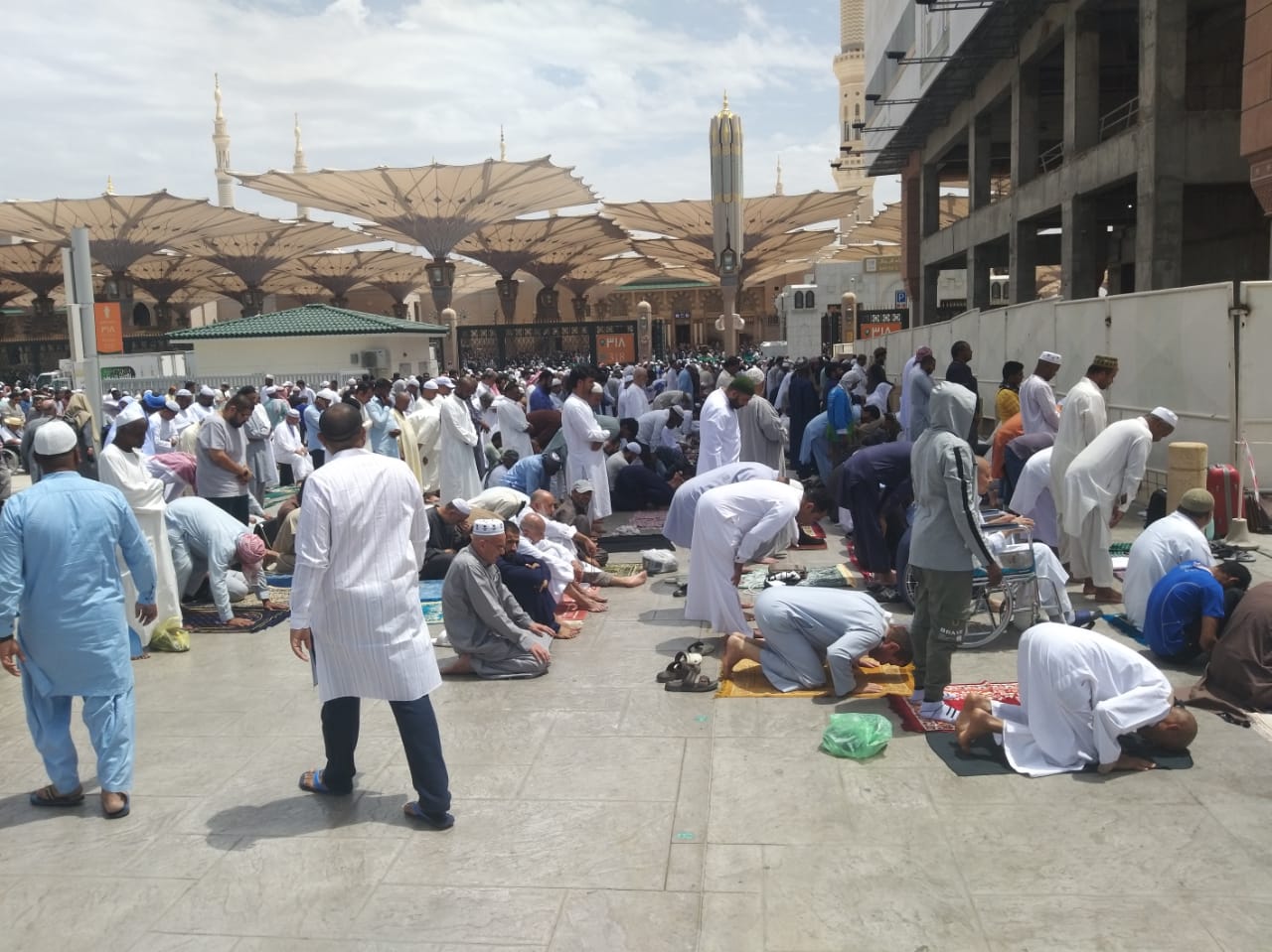 Jamaah Umrah Shalat Jumat Hingga Trotoar Teras Hotel