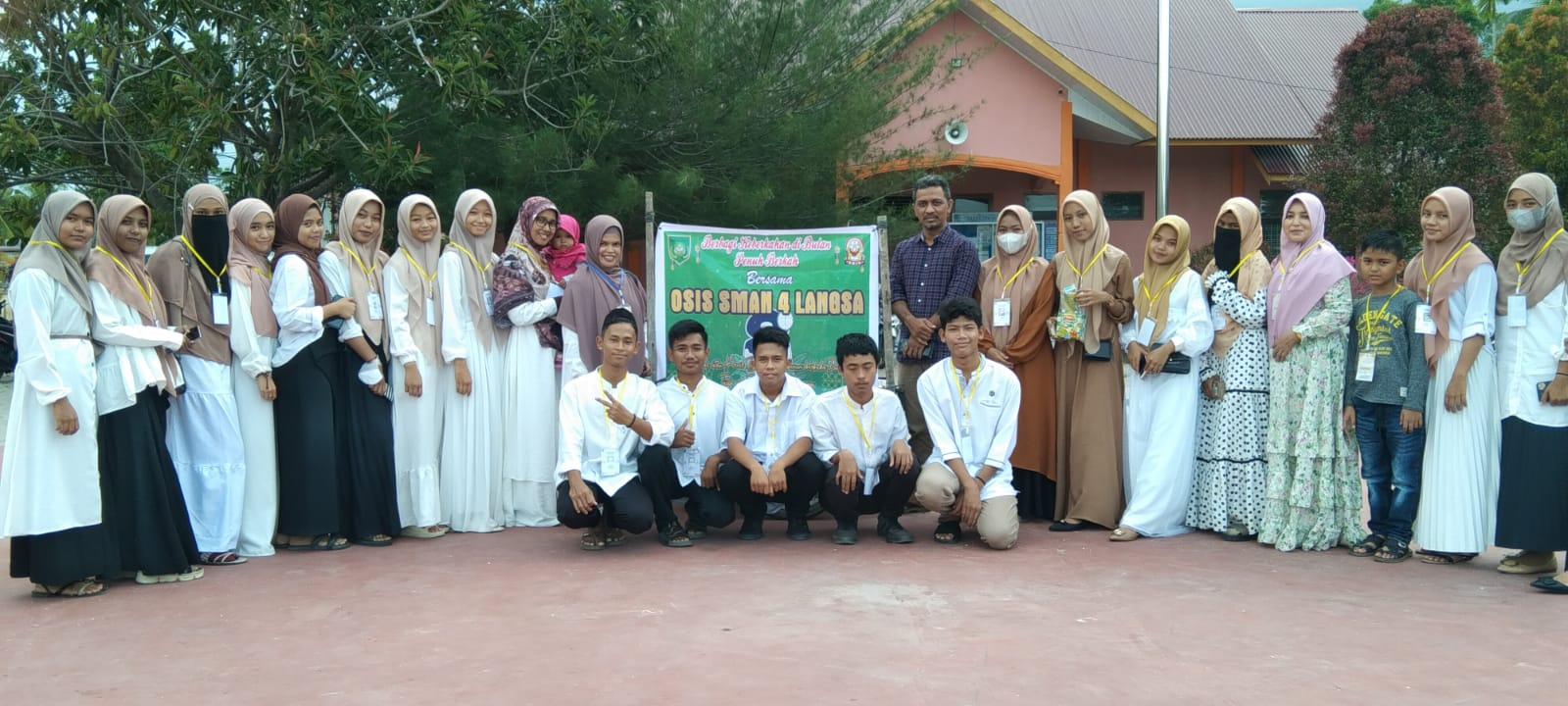OSIS SMAN 4 Langsa Bagi-bagi Takjil