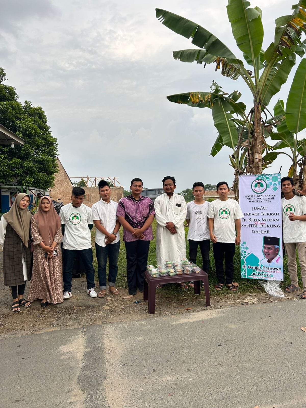 SDG Sumut Bagikan Makanan Dan Takjil Untuk Masyarakat Yang Berpuasa Di Kota Medan