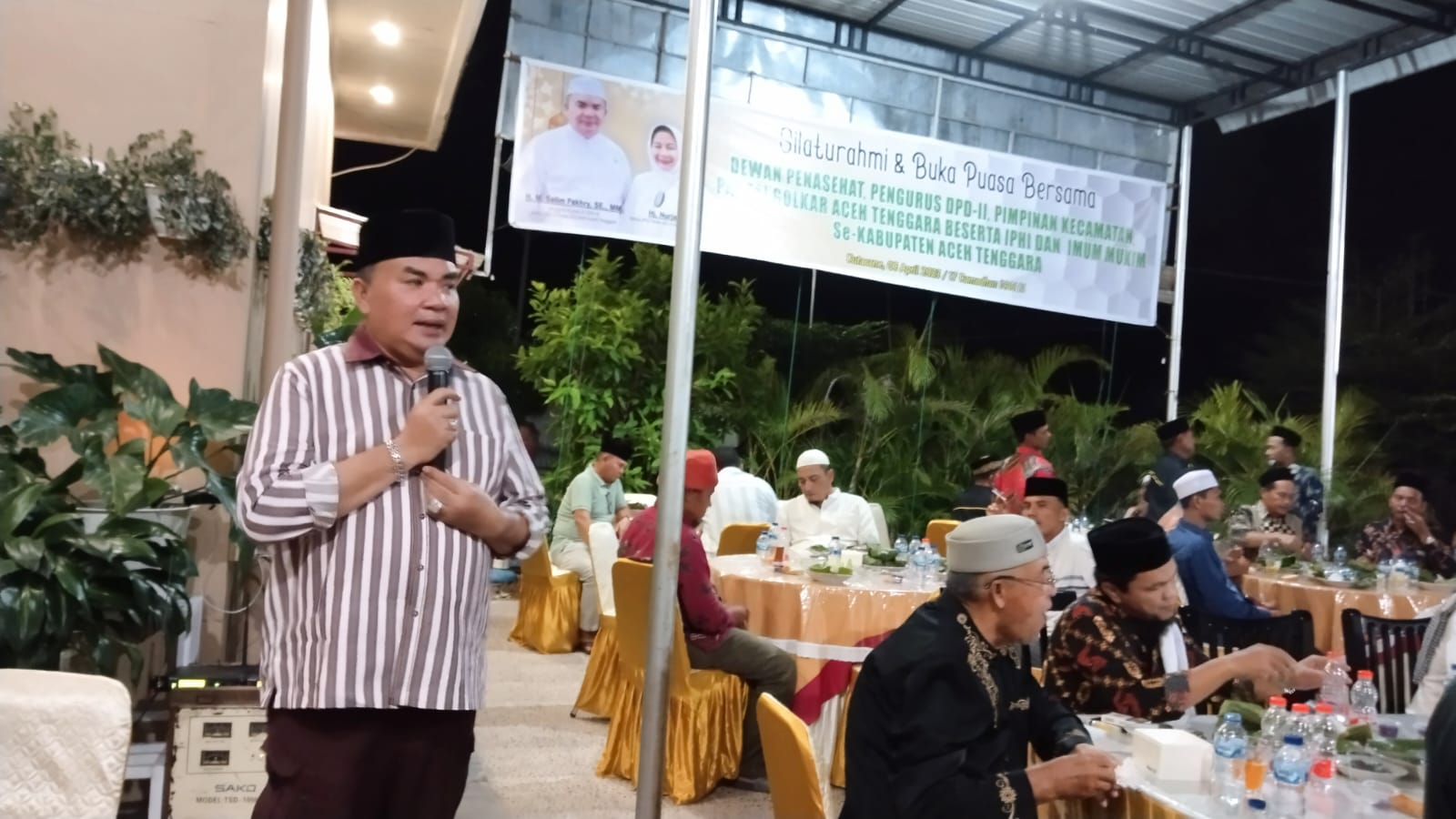 Gelar Bukber, Anggota DPR RI Salurkan Paket Lebaran