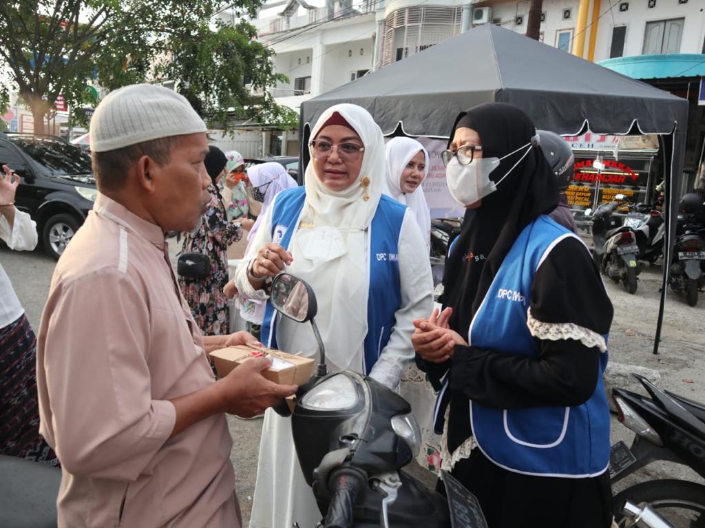 IWAPI Banda Aceh Libatkan Pelaku UMKM Bagikan Ratusan Paket Takjil