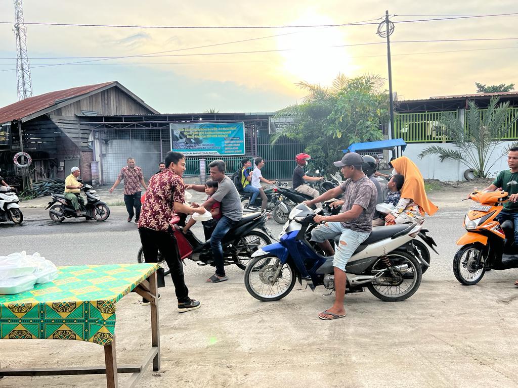PT Pelayaran Nasional Malindo Bahari Cabang Tanjungbalai Berbagi Takjil