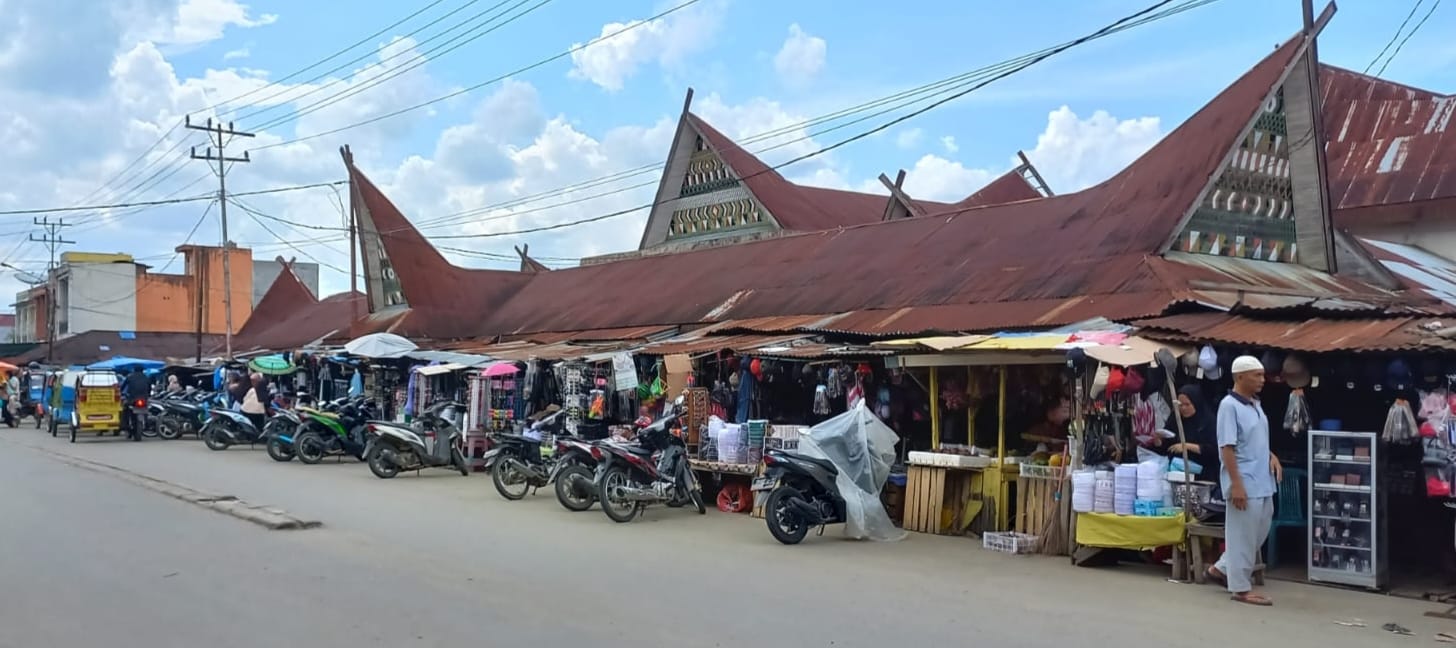 Pusat Pasar Sibuhuan Lengang