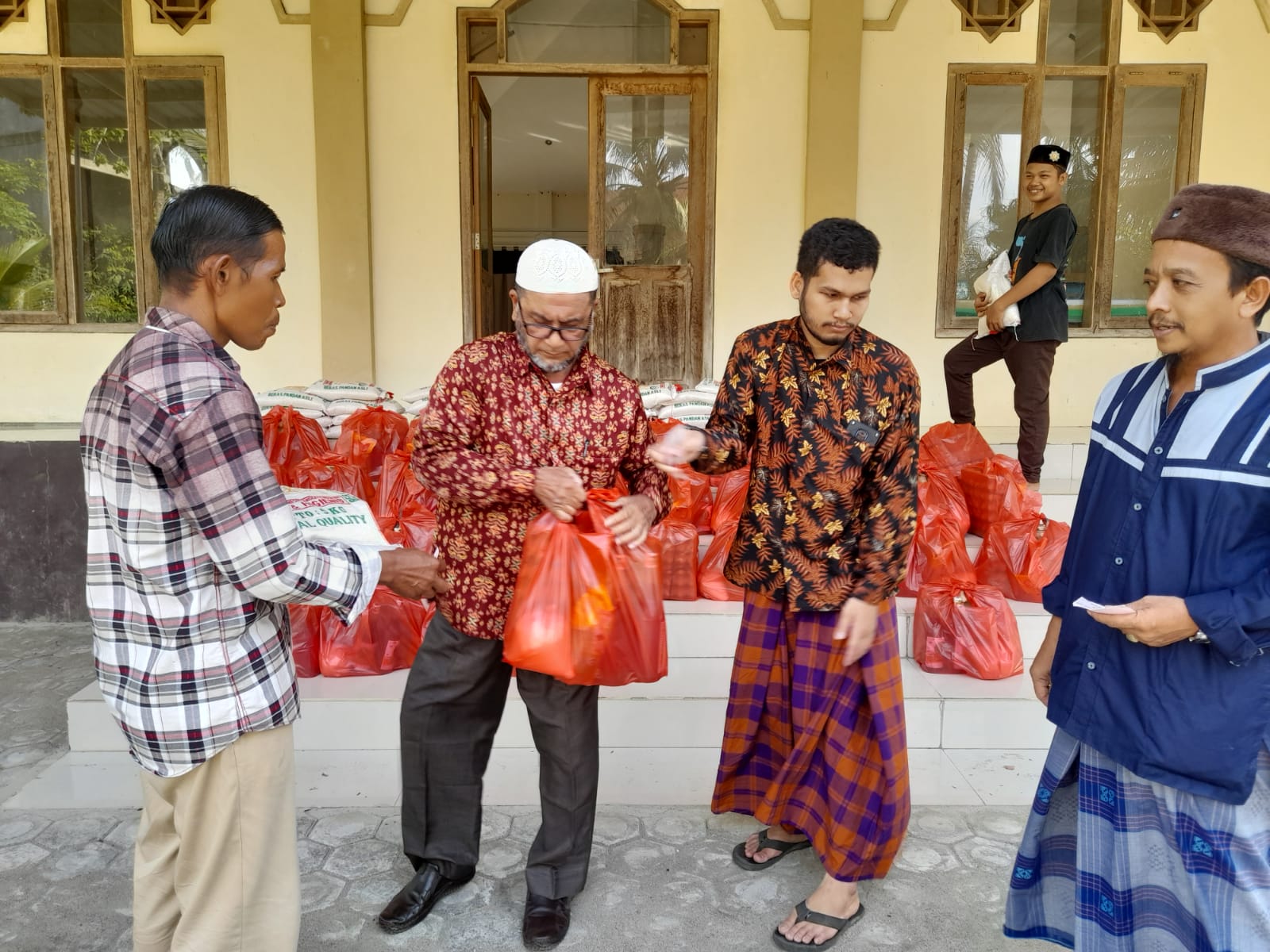 DDA Salurkan 150 Paket Ramadan Bagi Keluarga Kurang Mampu