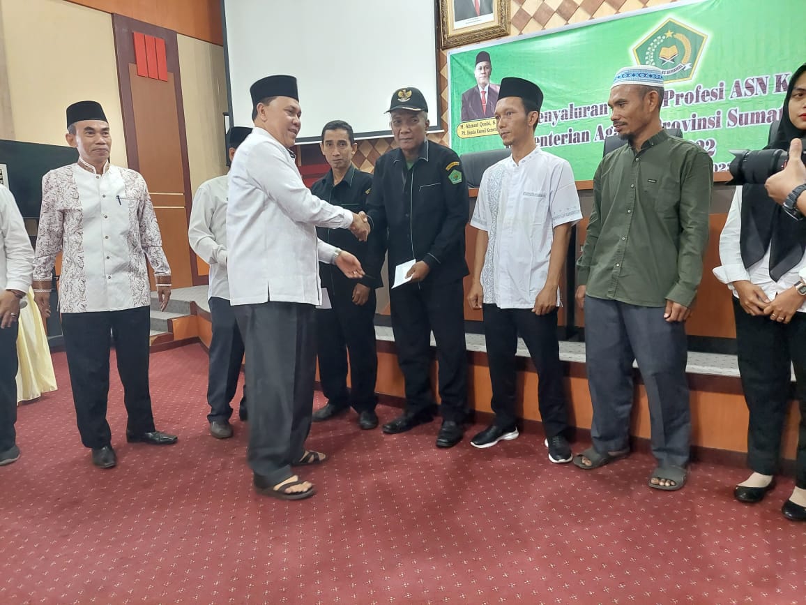 Kanwil Kemenag Sumut Salurkan Zakat Profesi