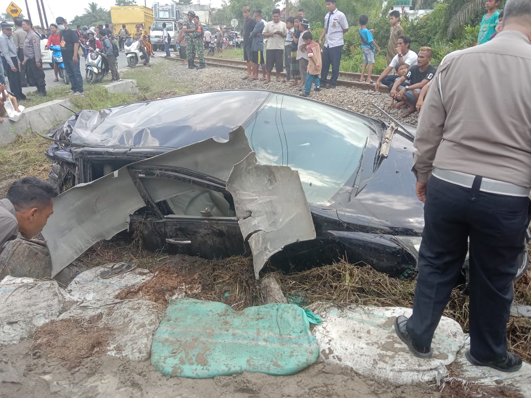 KA Putri Deli Tabrak Minibus Di Perlintasan Tanpa Palang