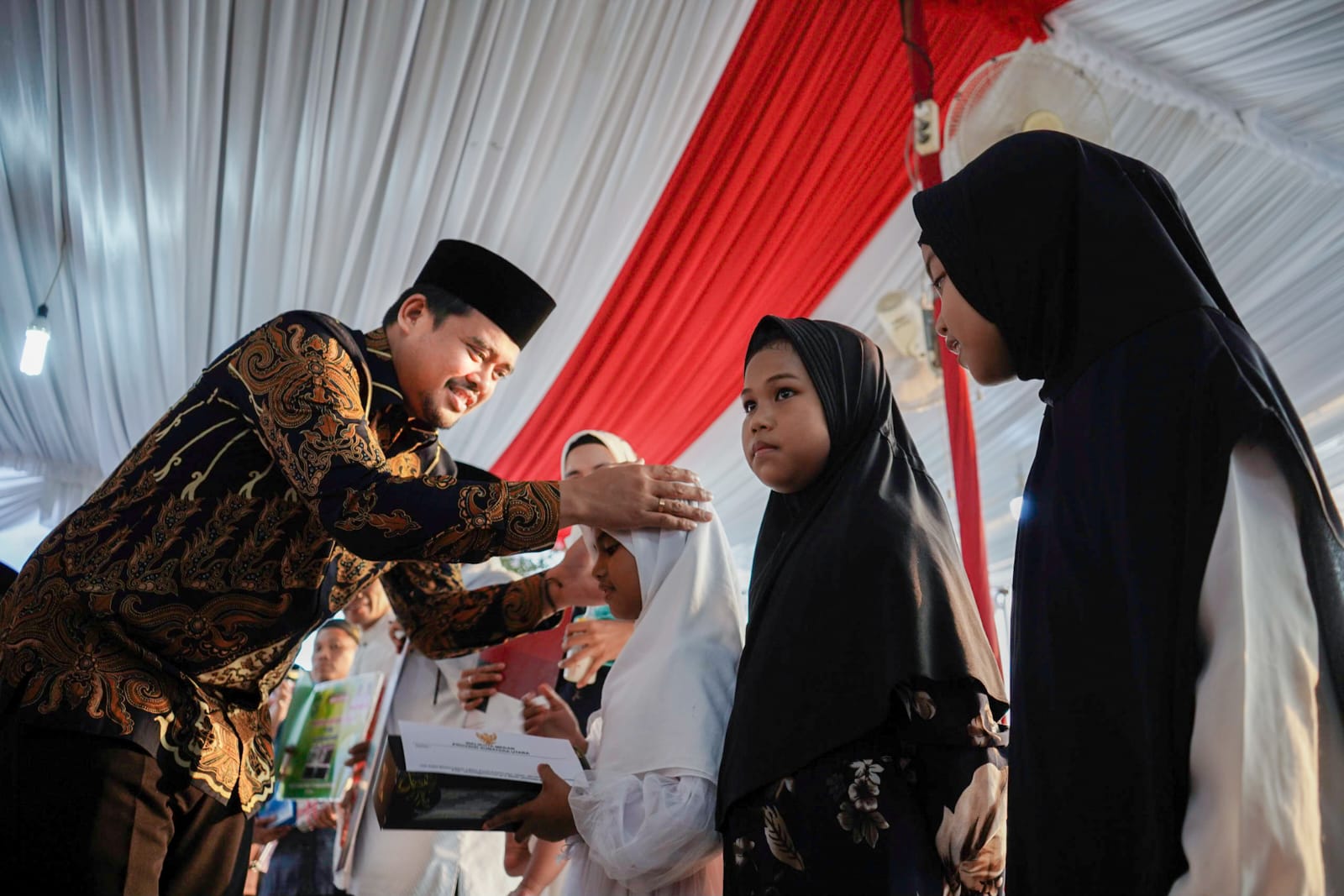 Safari Ramadhan Di Masjid Al Munawwarah, Warga: Tolong Pak Bobby, Kapan Lagi Kami Bisa Ngadu Seperti Ini