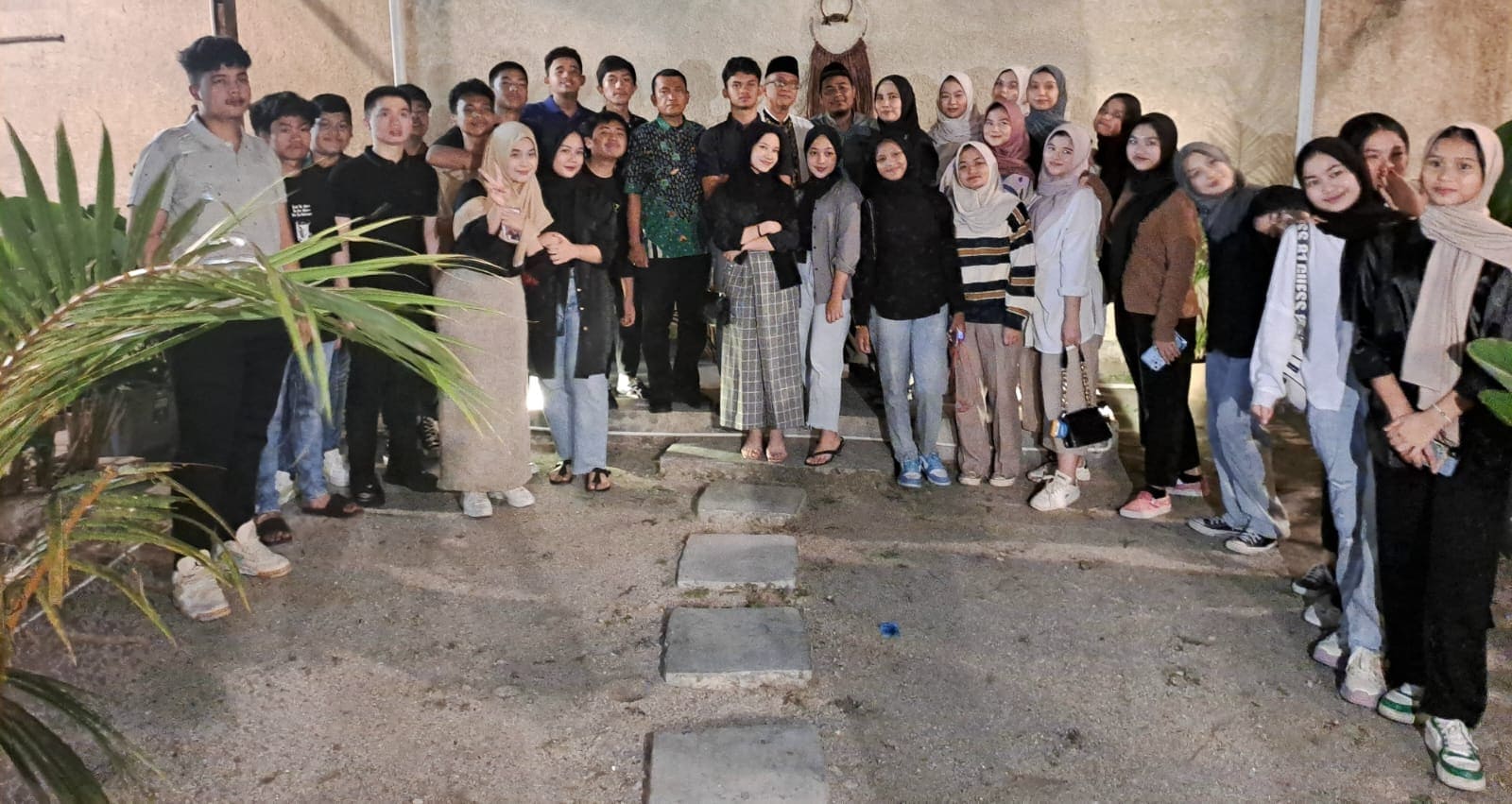 Di Akhir Ramadhan , Siswa SMA Harapan Bukber Dan Santuni Anak Yatim