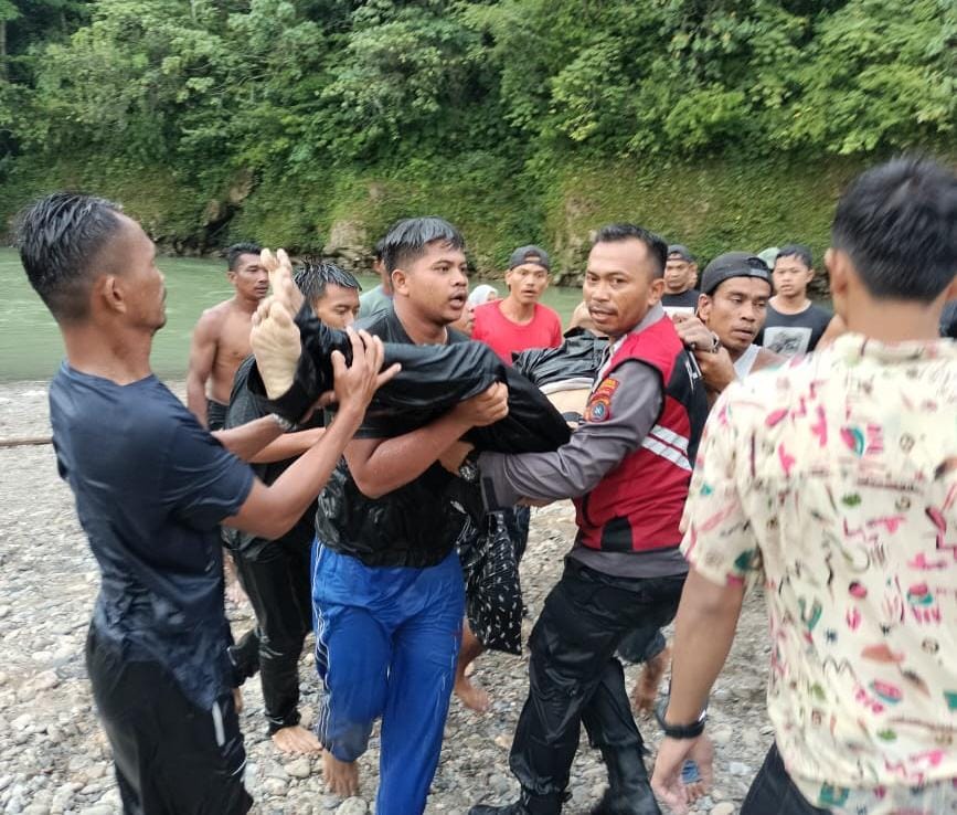 Polsek Tamiang Hulu Evakuasi Korban Hanyut Di Pamandian Wisata Kaloy
