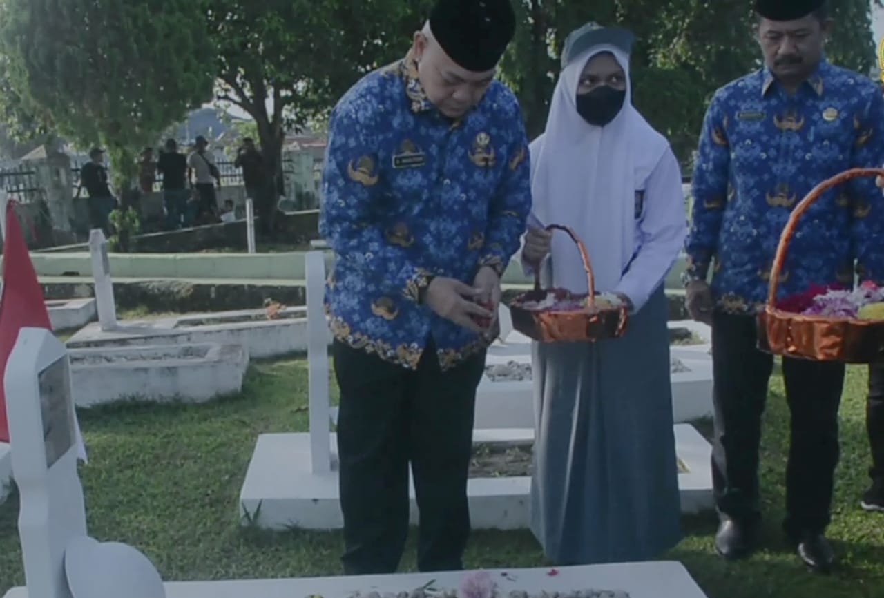 Peringati Hardiknas Disdiksu Ziarah Ke TMP Dan Gelar Seminar