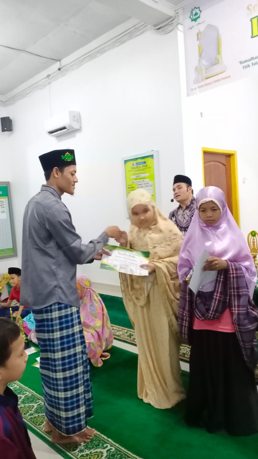 Guru Ngaji Penerima Beasiswa Ikanas, Bercita-cita Jadi Dosen