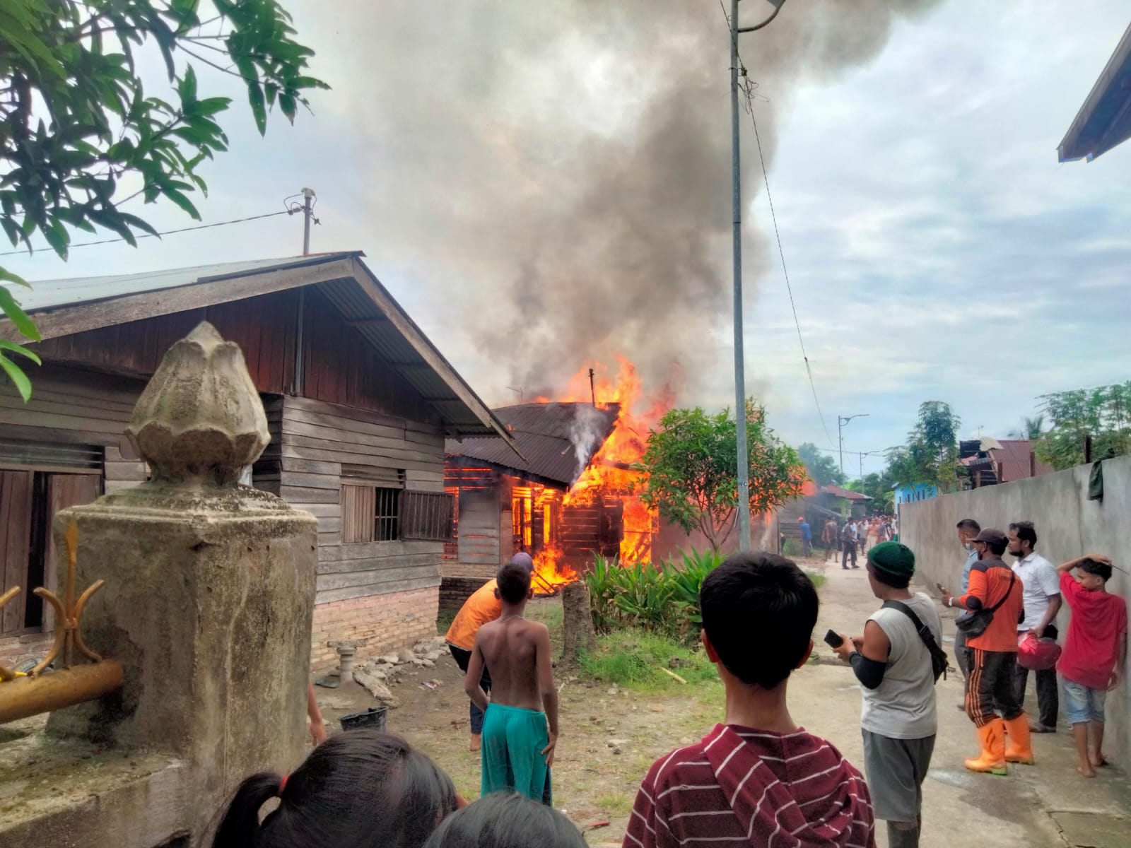 Rumah Semi Permanen Ludes Terbakar Di Medan Labuhan