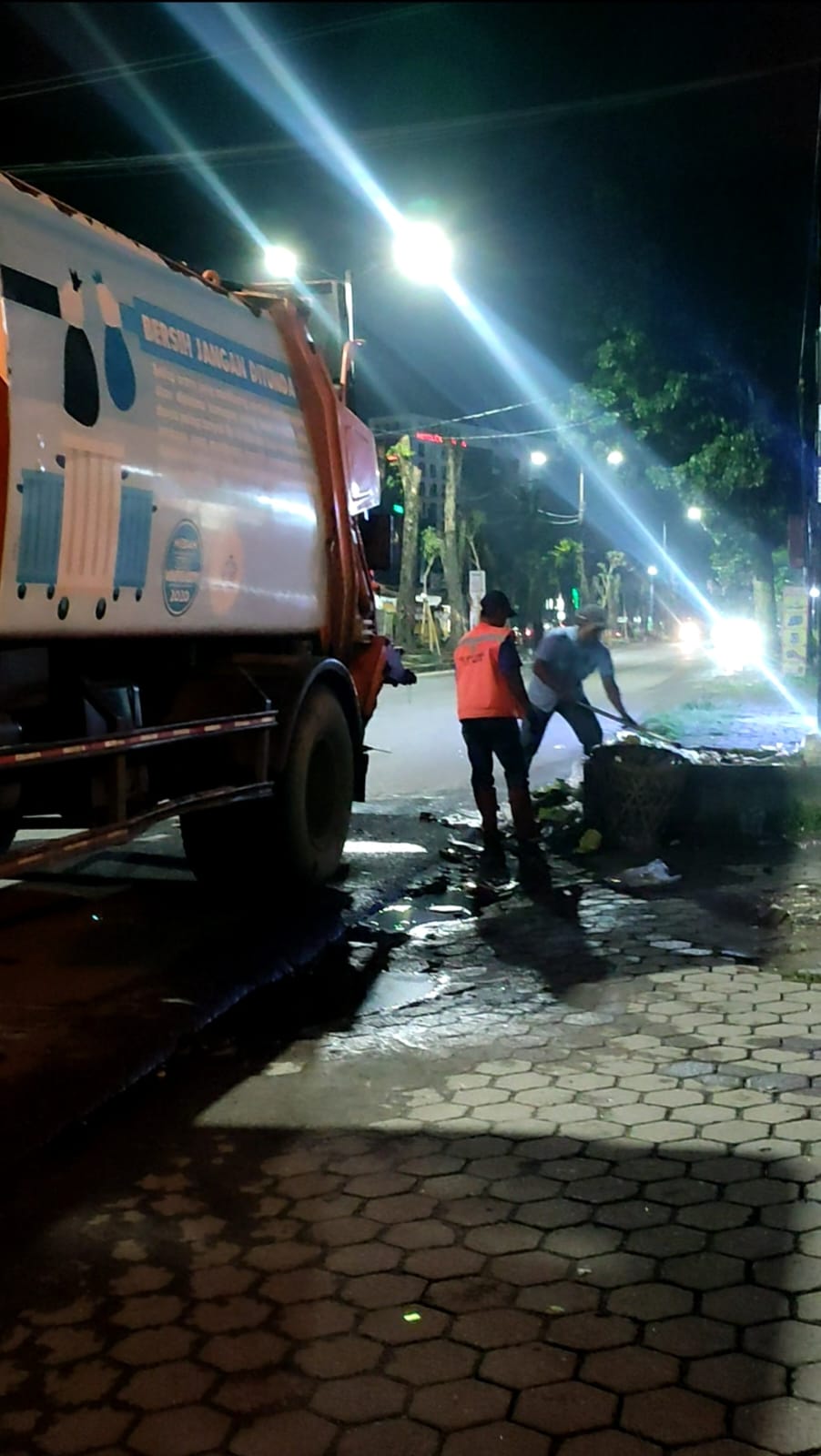 Kecamatan Medan Sunggal Sisir Sampah Malam