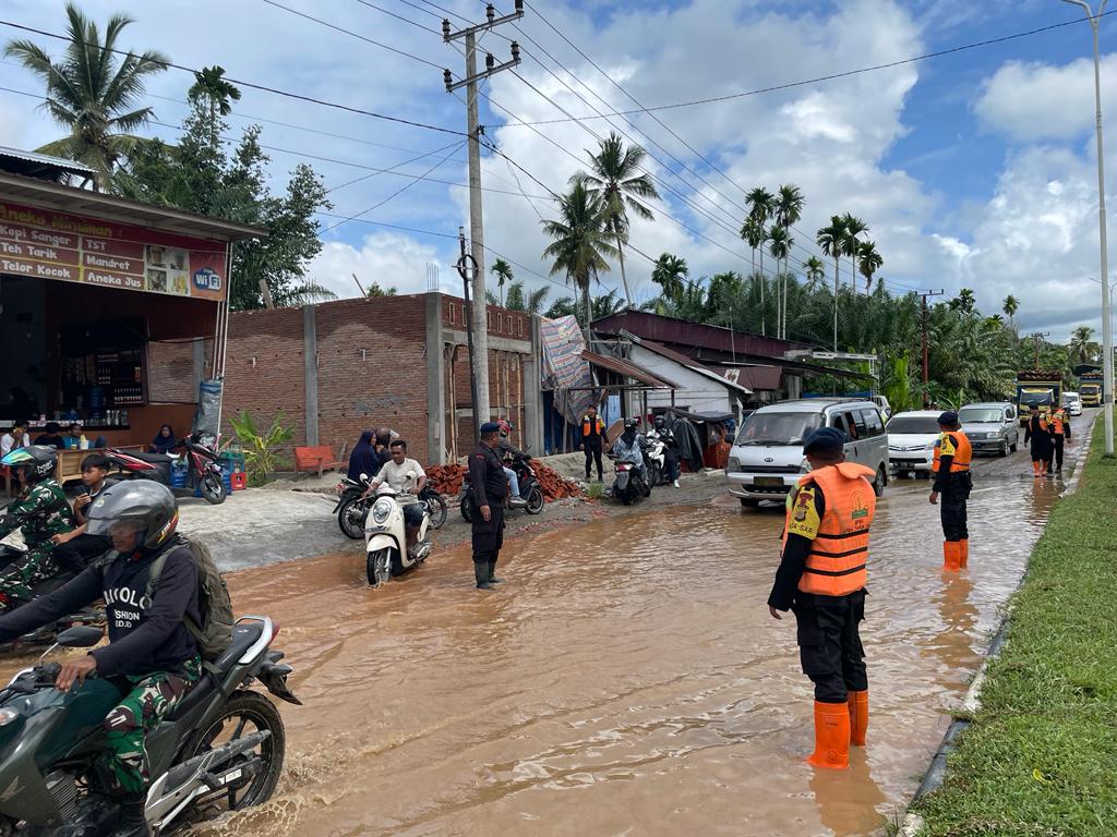 Dampak Banjir, Satbrimob Polda Aceh Gerak Cepat Bantu Warga