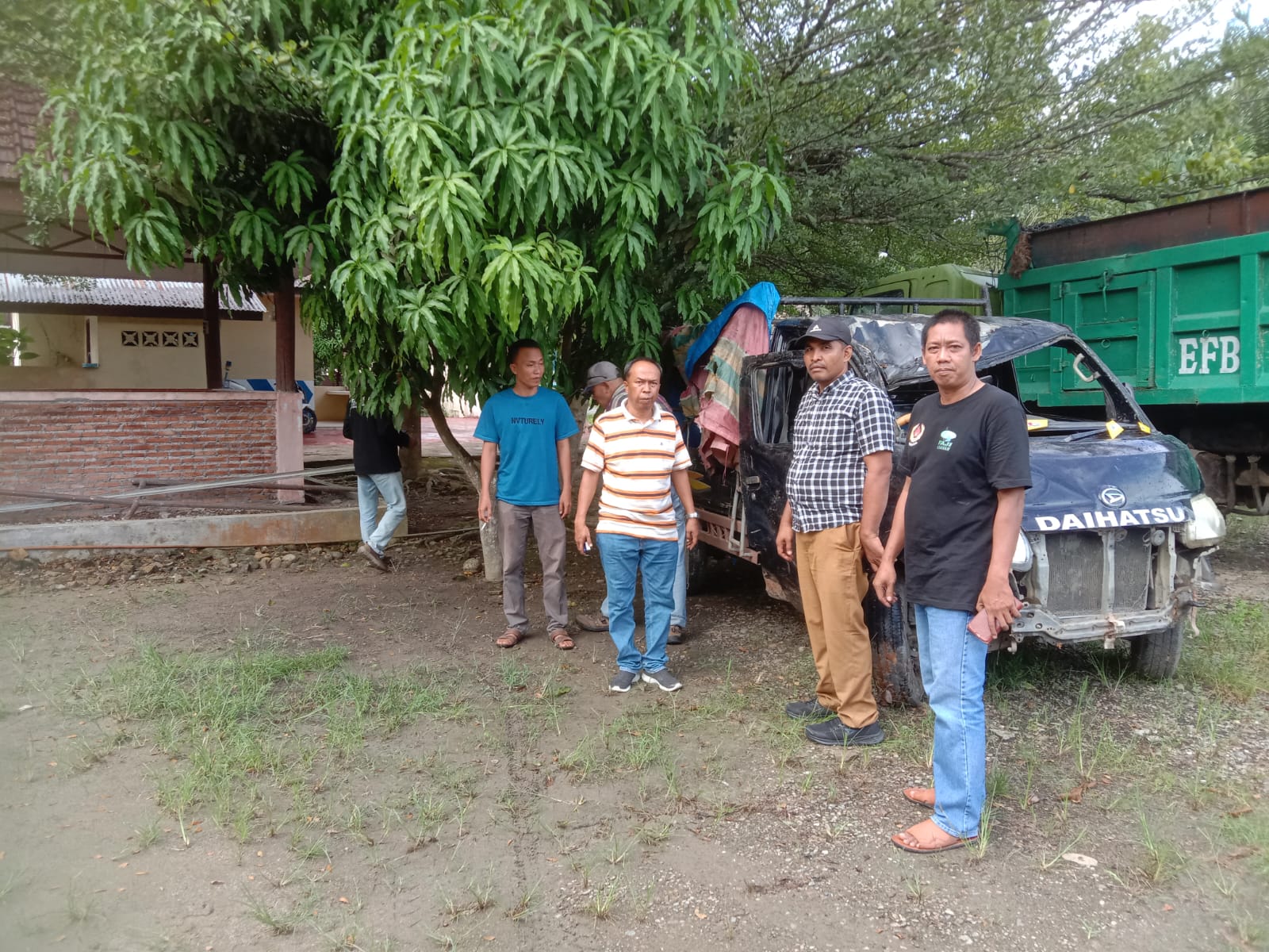 Pick Up Pengangkut Atlet Arung Jeram Masuk Jurang