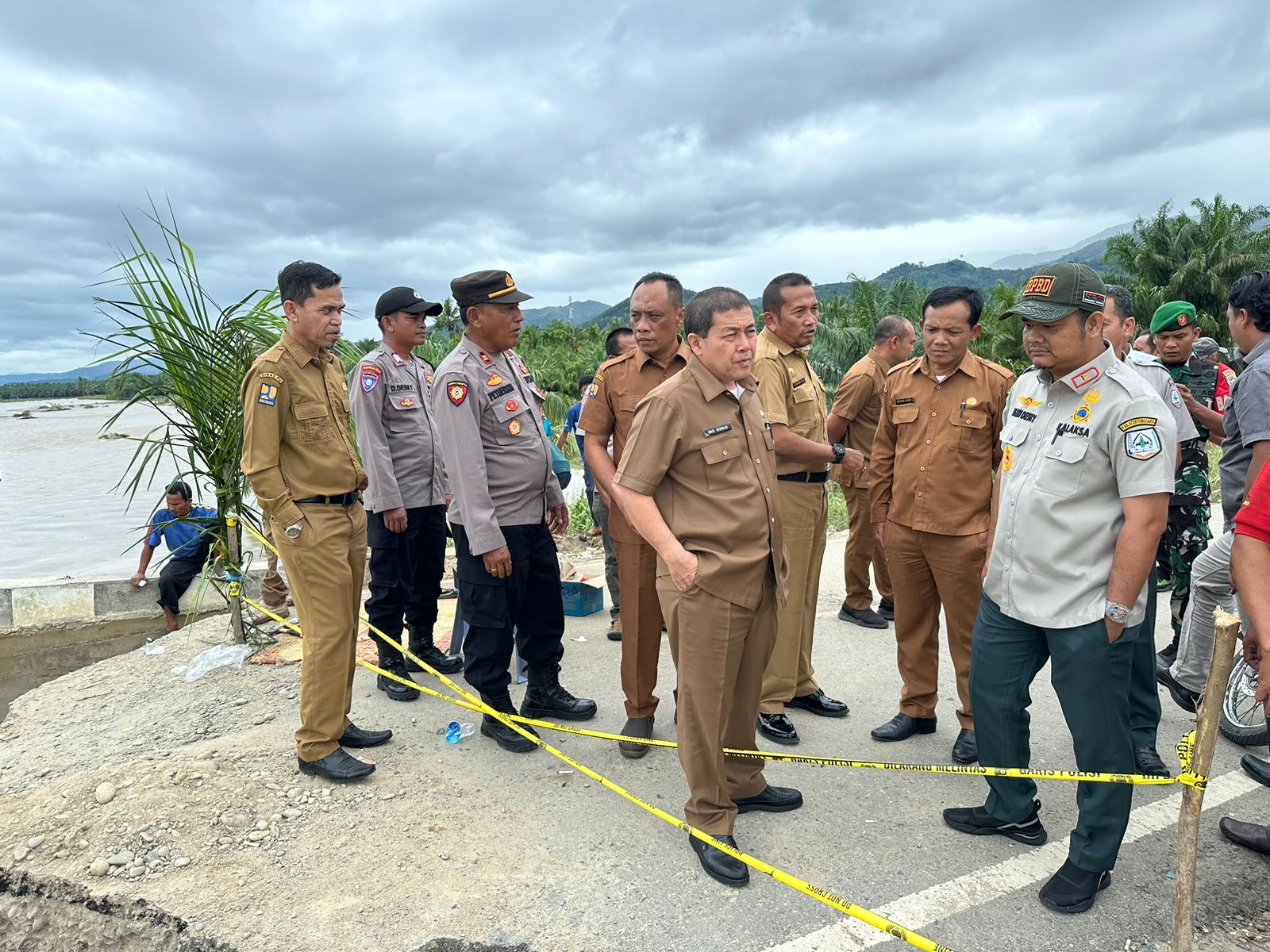 Sekda Agara Tinjau Oprit Jembatan Pantai Dona Yang Ambruk