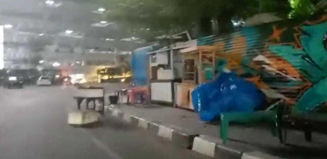 Trotoar Di Sekeliling Lapangan Merdeka Jadi Lapak Jualan
