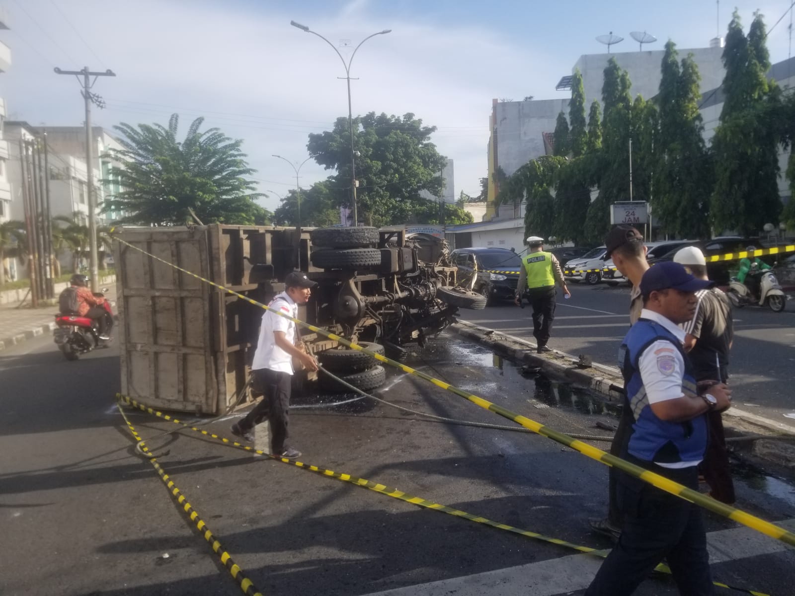Dump Truk Terbalik Di Jalan Sisingamangaraja