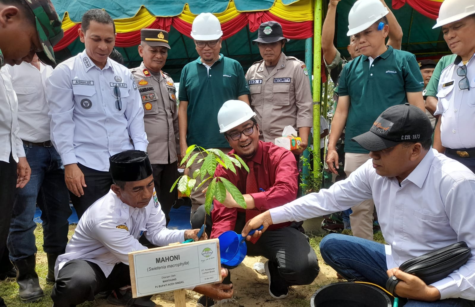 Bangun Hutan Kota Di Singkil Utara, PT PLB Tanam Pohon