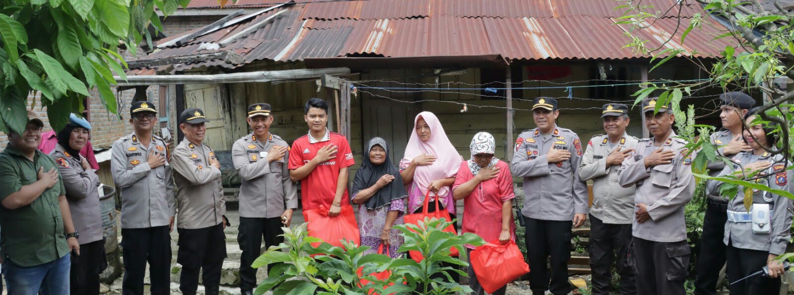Kapolres P.Siantar Beri Bansos Dari Rumah Ke Rumah