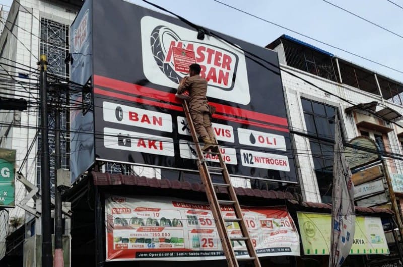 Bapenda Medan Tegas Bongkar Reklame Liar