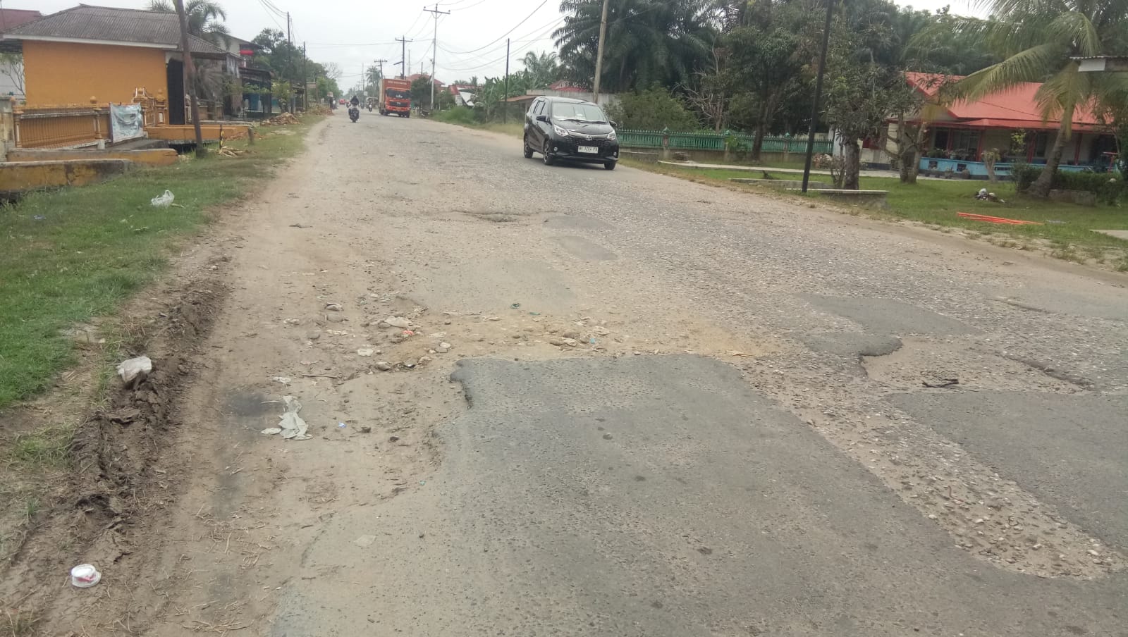 Jalan Provinsi Bertabur Lubang, Warga Pangkalansusu Merasa Diabaikan