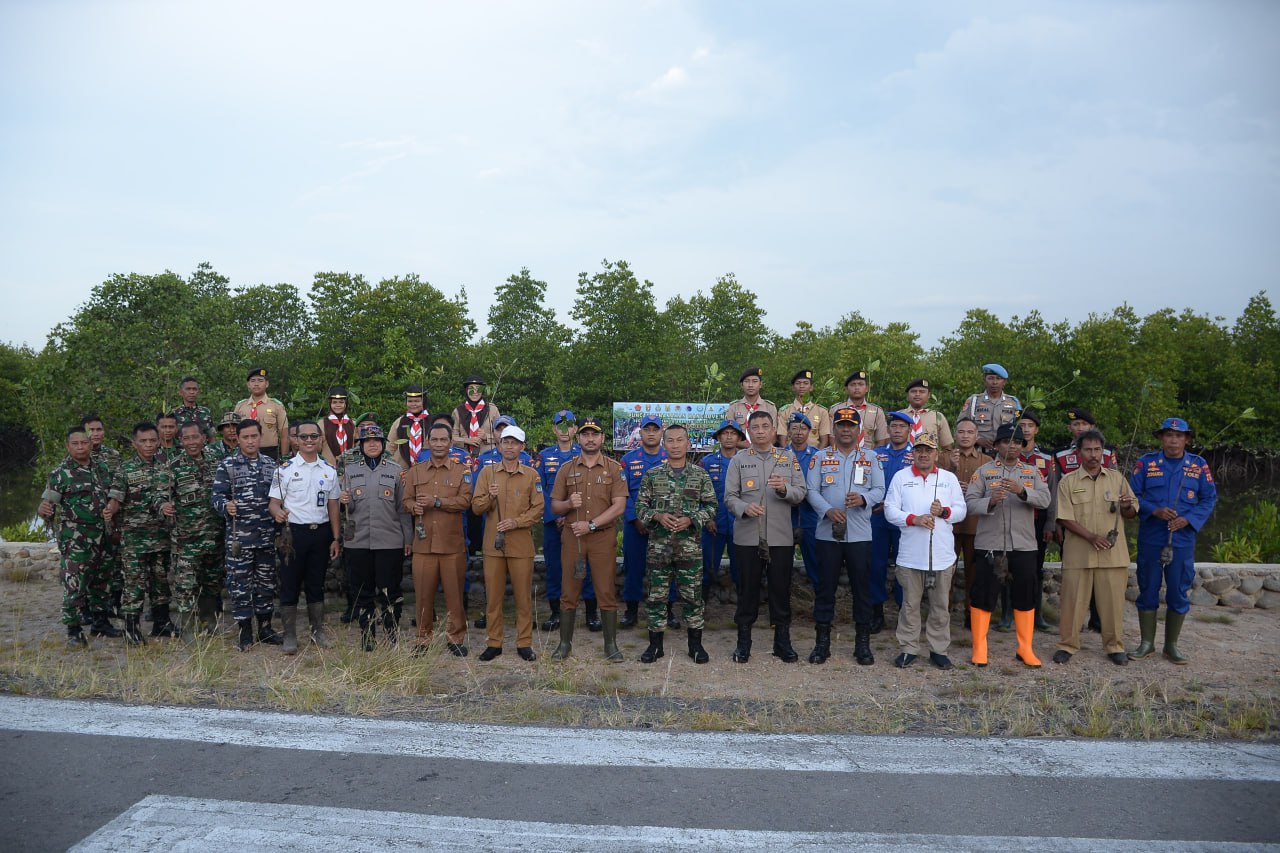 Kapolres Langsa Serta Dandim 0104/Atim Tanam 3.000 Bibit Mangrove