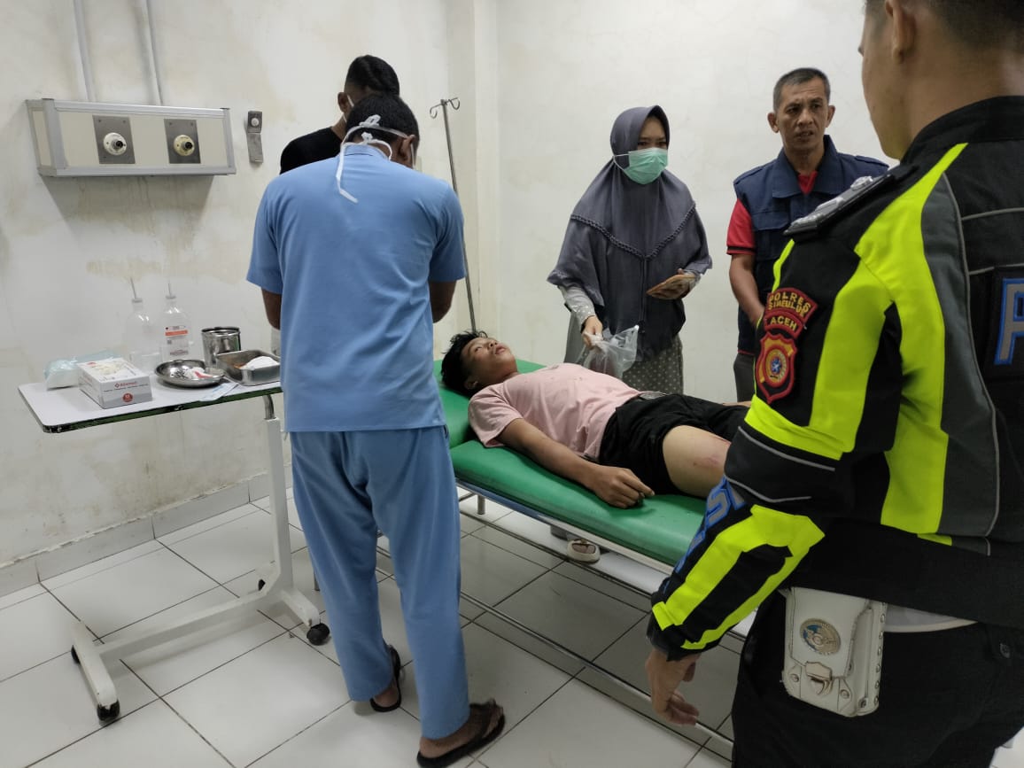 Korban Laka Lantas Dibawa Ke RSUD Simeulue Pakai Beca Barang