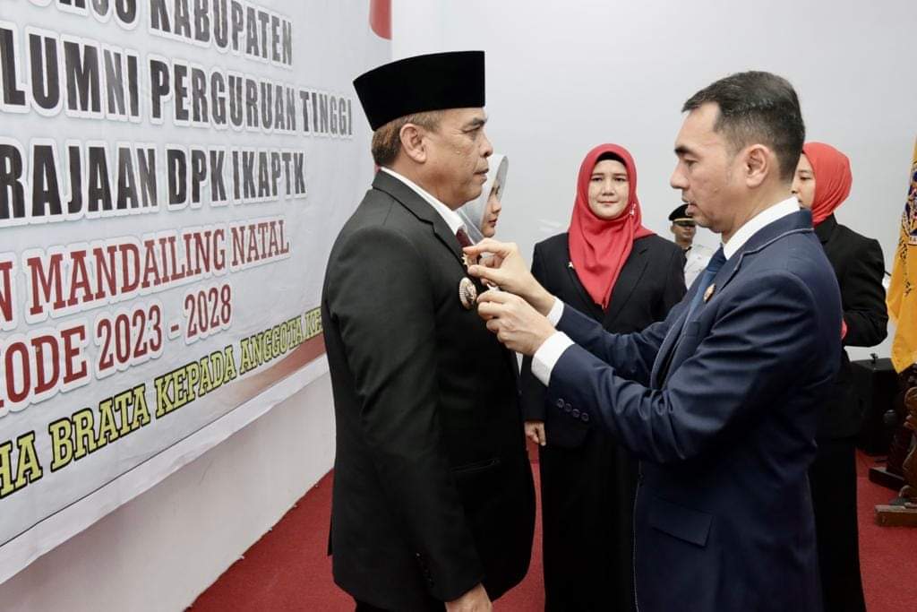 Bupati Dan Wabup Madina Terima Pin Kehormatan Dari IKAPTK