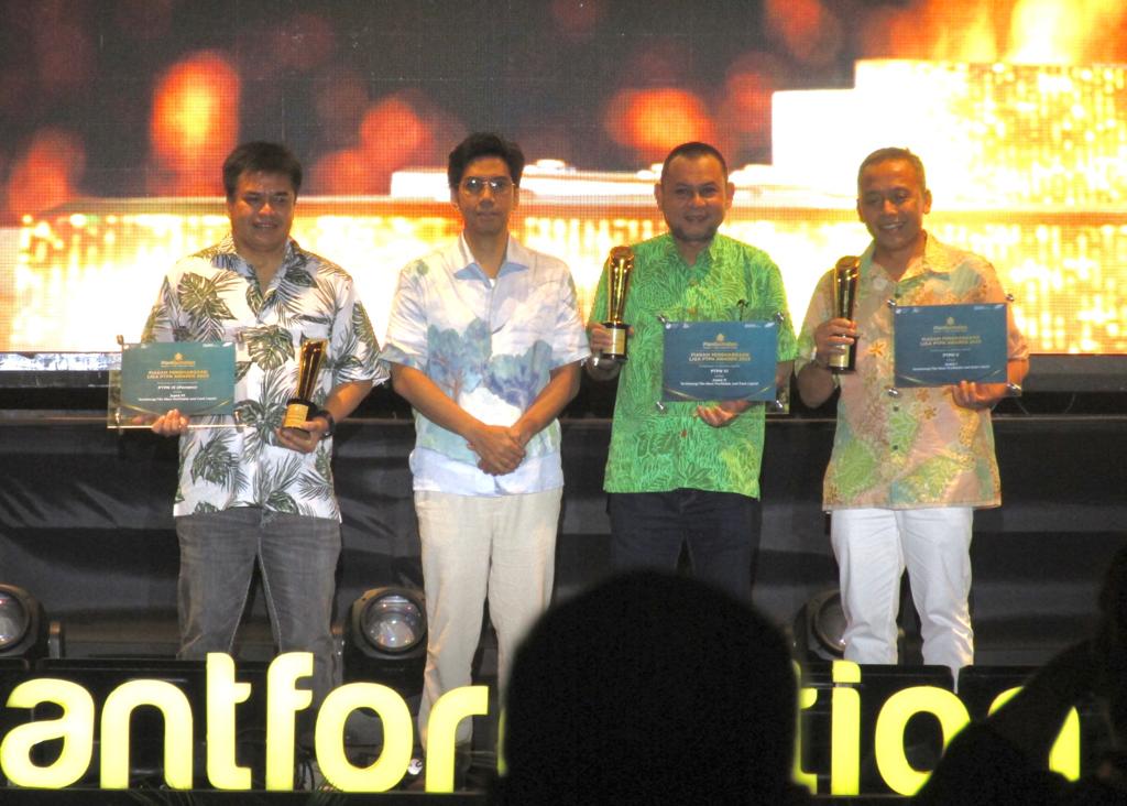 Tengku Rinel Wakili PTPN III Terima Penghargaan PTPN Teruntung