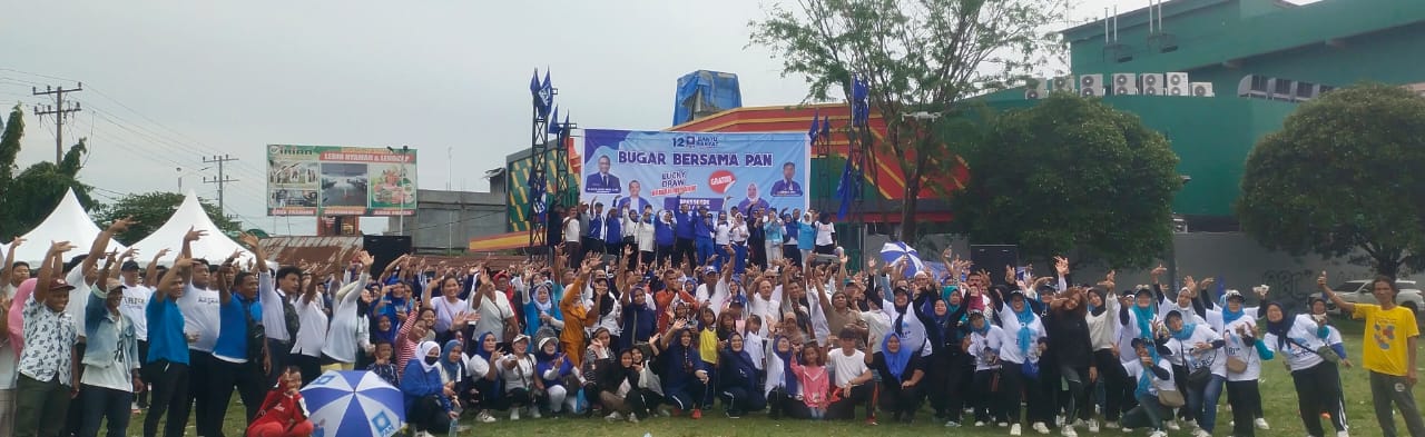 Ribuan Warga Birukan Lapangan Reformasi
