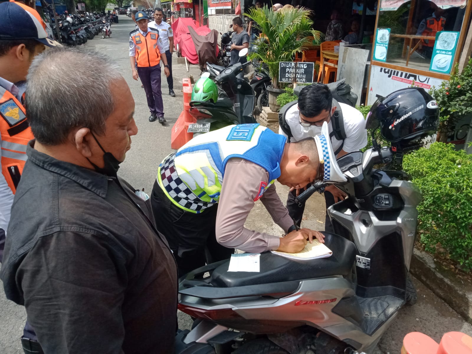 Dishub Gembosi Puluhan Sepedamotor Parkir Sembarangan Di RSUDZA